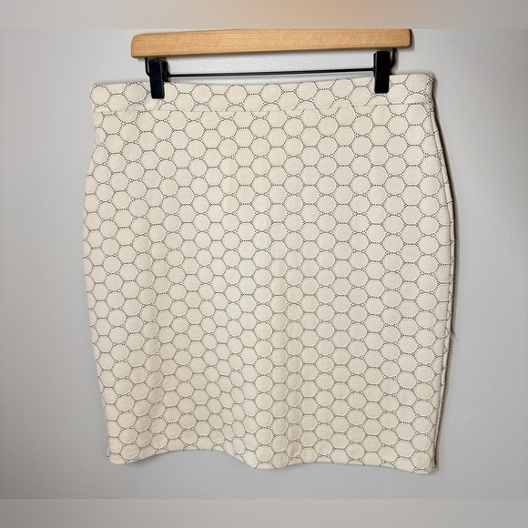 Leota Dresses & Skirts - Leota Tabitha Stretch Cream Pencil Geometric Mini Skirt Sz PXL